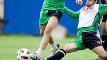 <b>INTENSIDAD. </b>Toni Moral, uno de los más destacados en el partido de ayer, controla el balón salvando la entrada de un jugador del filial.