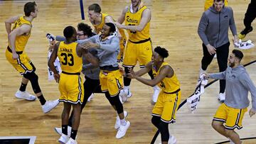 Los jugadores de los Retrievers de la UMBC festejan su triunfo ante la universidad de Virginia. La mayor sorpresa en la historia de la NCAA.