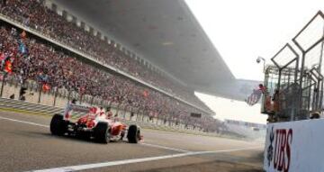 Bandera a cuadros para Fernando Alonso.