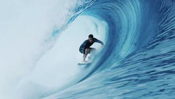 El surfista Andy Criere metido dentro de una ola en forma de tubo en Teahupoo, Tahití (Polinesia Francesa) en junio del 2022.