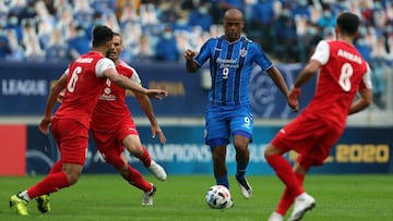 19 December 2020, Qatar, Doha: Ulsan&#039;s Junior Negrao (C) battles for the ball with Ahmad Nourollahi (R) and Hossein Kanaanizadegan during the AFC champions League final soccer match between Persepolis FC and Ulsan Hyundai FC at Al Janoub Stadium. Pho