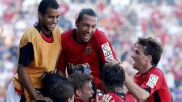 <b>EUFORIA. </b>Los jugadores del Nàstic se fundieron en una piña para festejar sus tres goles y la salvación.