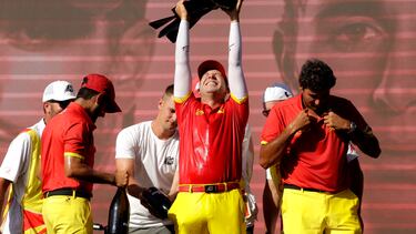 Sergio García celebra su victoria en Valderrama con sus compañeros del equipo Fireballs.