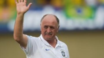 Scolari: "Neymar sorprende cada día con algo diferente"