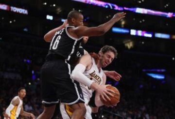 Pau Gasol, parado en falta por Jason Collins. 