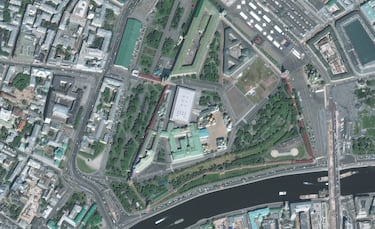 Este lugar es el corazón histórico, espiritual y político de Rusia. Aunque solemos decir "el Kremlin", la palabra en realidad significa "fortaleza dentro de una ciudad", y es un complejo amurallado impresionante que domina el río Moscova y la Plaza Roja. El recinto está rodeado por una muralla de 2,2 kilómetros de largo, con un grosor de hasta 6 metros. Lo más icónico son sus 20 torres, cada una con una historia diferente.