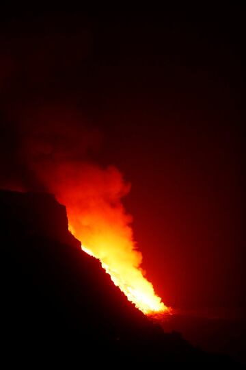 La lava del volcán de La Palma ha llegado al mar en la costa del municipio de Tazacorte. Se ha precipitado de un acantilado de cerca de 100 metros de altura. Las nubes tóxicas que genera el magma al contacto con el agua del mar suponen la gran preocupación de las autoridades.
