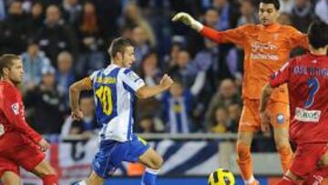 <b>GRAN DESMARQUE. </b>Luis García supo leer el pase al espacio de Osvaldo, mientras que la salida de Juan Pablo fue algo errática.