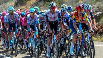 BURGOS, 05/08/2025.- El mexicano del equipo UAE Emirates, Isaac del Toro (c) y el ciclista italiano del equipo Lidl-Trek, Giulio Ciccone (d), han sufrido una caída durante la primera etapa de la Vuelta Ciclista a Burgos. EFE/Santi Otero