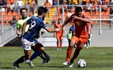 Facundo Peraza intenta pasar ante la marca de Stefano Magnasco.