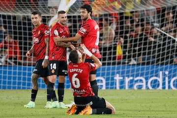 Los jugadores del Mallorca celebran la victoria del equipo balear a la finalización del encuentro correspondiente a la jornada 34 de primera división que han disputado hoy viernes frente al Cádiz en el estadio de Son Moix, en Palma de Mallorca
