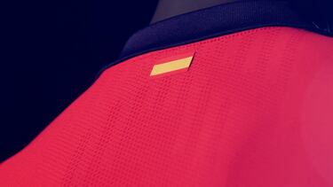 Según el propio Atlético, la nueva equipación 'encarna los valores imperecederos del club a través de una interpretación clásica de sus famosos colores'. Tiene un cuello clásico y las franjas rojas y blancas ligeramente distorsionadas para darle un toque 