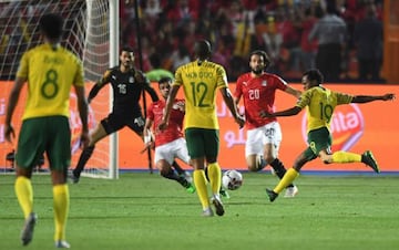 South Africa's forward Percy Tau (R) attempts a shot during the 2019 Africa Cup of Nations (CAN) Round of 16 football match between Egypt and South Africa at the Cairo International Stadium in the Egyptian Capital on July 6, 2019. (Photo by OZAN KOSE / AF