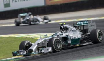 El piloto alemán Nico Rosberg de la escudería Mercedes compite en el Gran Premio de Brasil de Fórmula Uno hoy, domingo 9 de noviembre de 2014, en el circuito José Carlos Pace de Interlagos, en Sao Paulo (Brasil).