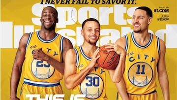 Draymond Green, Stephen Curry y Klay Thompson posan con la camiseta retro de 1966.