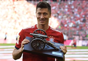 Con trofeo y cerveza en mano Bayern y James celebran el título