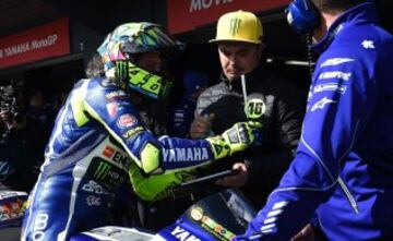 Valentino Rossi ante el box.