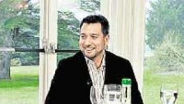 Guillem Balagué con Almunia a su derecha y Cesc a su izquierda.