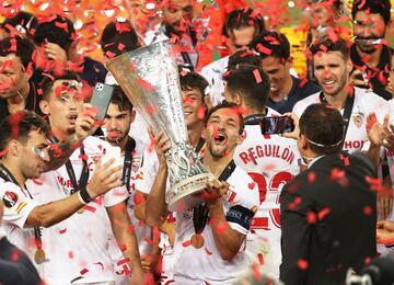 21 de agosto de 2020 en Colonia, Alemania. Jesús Navas y todos los sevillistas levantan el trofeo que les acredita como campeones de la Europa League 2020.