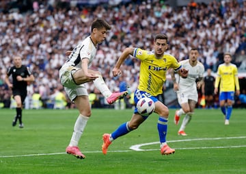 Javi Hernández ante Arda Güller en el Real Madrid - Cádiz de la recién terminada temporada. 