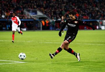 Después de seis años en el ‘viejo continente’, Chicharito llegó a los 100 goles cuando embocó, con la camiseta del Bayer Leverkusen, un cabezazo al Mónaco en la segunda jornada de la fase de grupos de la Champions League 2016-2017. El tanto también fue el 14° del tapatío en la máxima competencia de clubes.