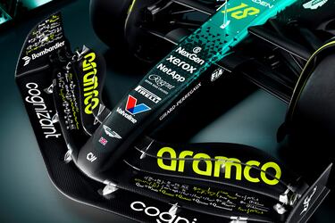 En el alaerón delantero, hay una serie de fórmulas matemáticas.