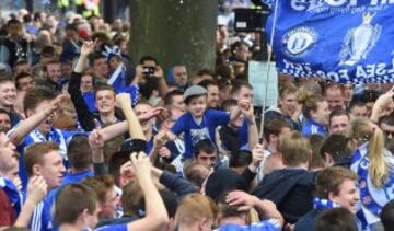 Football - Chelsea - Barclays Premier League Winners Parade - Chelsea & Kensington, London - 25/5/15
Chelsea fans during the parade
Action Images via Reuters / Alan Walter
Livepic