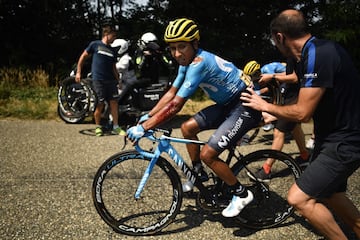 El colombiano Nairo sufre una caída.