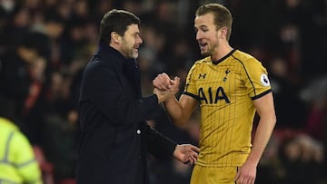 Pochettino felicita a Kane.