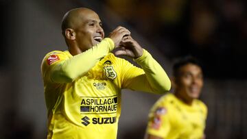 Futbol, San Luis vs Santiago Wanderers .
Fecha 5, campeonato Ascenso 2023.
El jugador de San Luis Humberto Suazo celebra su gol contra Santiago Wanderers durante el partido de primera division B disputado en el estadio Lucio Farina Fernandez de Quillota, Chile.
14/03/2023
Andres Pina/Photosport
Football, San Luis vs Santiago Wanderers.
8th turn, 2023 Promotion Championship.
San Luis's player Humberto Suazo celebraes after scoring against Santiago Wanderers during the promotion to the first divsion match at the Lucio Farina Fernadez stadium in Quillota, Chile.
14/03/2023
Andres Pina/Photosport