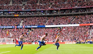 Julián Álvarez celebra con sus compañeros el 4-2 para el Atlético de Madrid. 