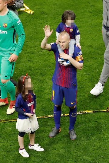 Andrés Iniesta con sus hijos.