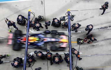 Isack Hadjar volante del Ford RB22 de Oracle Red Bull Racing realiza una parada en boxes durante el Gran Premio de China.