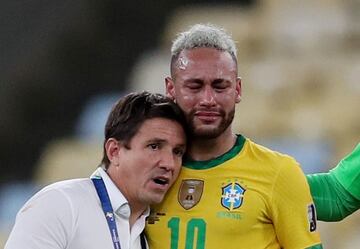 Brasil perdió la final en casa y Neymar no pudo evitar las lágrimas.