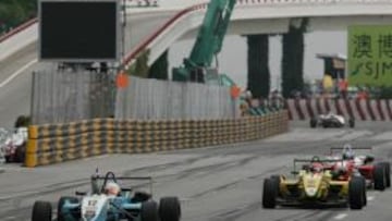 <b>MOMENTO DE GLORIA. </b>Juncadella levanta victorioso el dedo al cruzar bajo la bandera a cuadros.