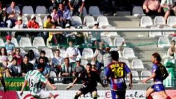 <b>BUEN PARTIDO. </b>Carpintero puso tierra de por medio tras unca ontra polémica en la que el Levante se quedó reclamando penalti.