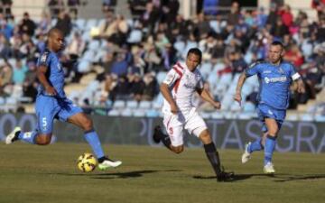 Carlos Bacca pelea un balón con Naldo Gomes y Emiliano Velázquez.