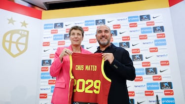 La presidenta de Federación Española de Baloncesto (FEB), Elisa Aguilar (i), presenta a Chus Mateo (d) como nuevo seleccionador absoluto masculino, este martes en Madrid. Chus Mateo entra en sustitución del italiano Sergio Scariolo, que dejó el cargo tras el Eurobasket para entrenar al Real Madrid.