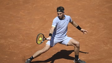 Norway's Casper Ruud returns the ball to Argentina's Tomas Etcheverry during the ATP Barcelona Open "Conde de Godo" tennis tournament singles match at the Real Club de Tenis in Barcelona, on April 20, 2024. (Photo by Josep LAGO / AFP)