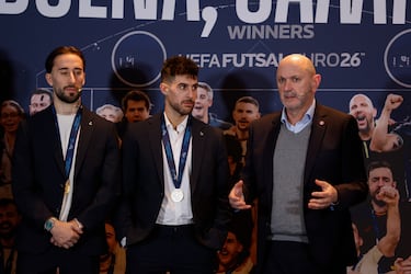 Rafael Louzán, presidente de la RFEF, junto a los capitanes Adolfo y Rivillos.