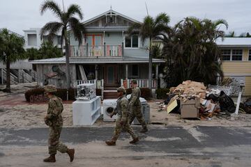 Miembros de la Guardia Nacional del Ejército de Florida revisan si quedan residentes en la casi desierta Bradenton Beach.

Associated Press/LaPresse