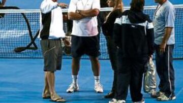 <b>EL REY DAVID. </b>David Nalbandián, ayer en el Islas Malvinas de Mar del Plata, dando instrucciones.