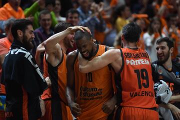 15/04/19 BALONCESTO BASKET PABELLON FONTETA FUENTE SAN LUIS FINAL EUROCUP TERCER PARTIDO
VALENCIA BASKET - ALBA BERLIN
ALEGRIA CELEBRACION CAMPEON COPA TROFEO
MVP WILL THOMAS