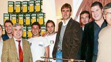 <b>RECONOCIMIENTO. </b>En esta ocasión, Andrés Fleurquin recibió su peso en aceite, como es tradición, en la Peña Cadista 'Michael Robinson' de Olvera.