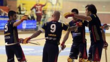 Pedro Gil celebra un gol con sus compa&ntilde;eros.