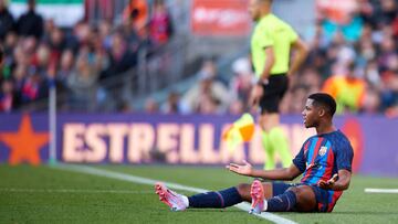 Ansu reclama una acció en el suelo en el partido ante el Valencia.