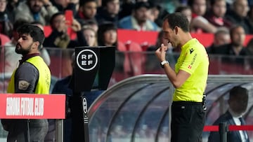 Girona, 13/03/2023. El colegiado Melero López observa la pantalla del VAR en una de las jugadas dudosas que se han producido durante el encuentro correspondiente a la jornada 25 de primera división que disputan hoy lunes Girona y Atlético de Madrid en el estadio municipal de Montilivi, en la capital gerundense. EFE/David Borrat.
