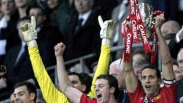 <b>TERCER TÍTULO. </b> Los jugadores del Manchester celebran el título conseguido frente al Tottenham en Wembley.