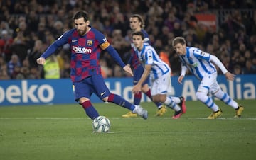 El jugador del Barcelona, Leo Messi, marca de penalti el 1-0 a la Real Sociedad. 