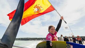 Nia Suardíaz con la bandera española en Leucate (Francia) tras ganar la prueba inaugural de la GWA 2024 en Wingfoil.